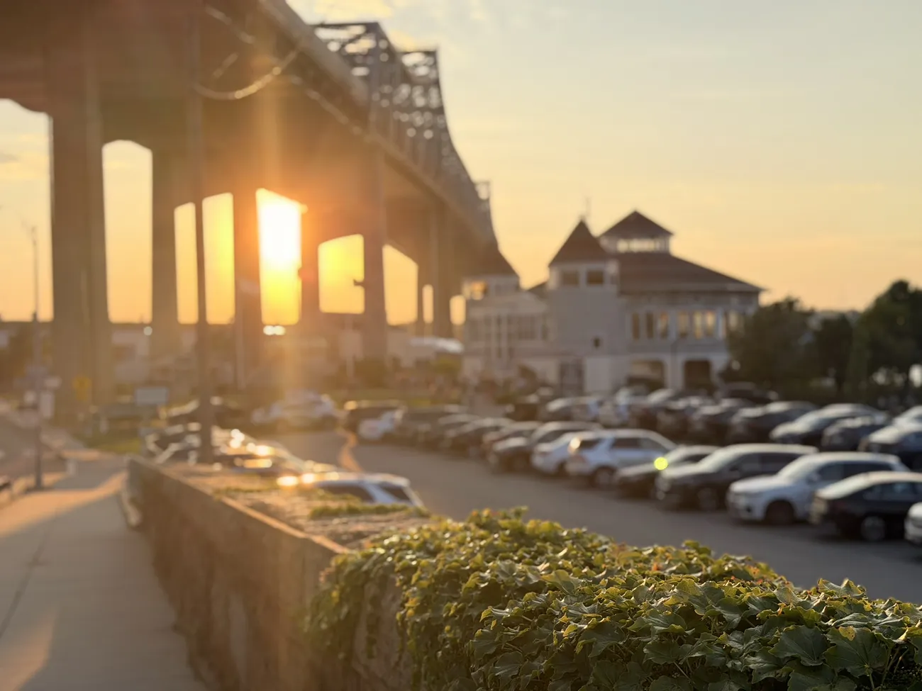 Sunlight through the columns of the Braga Bridge at the end of the day.